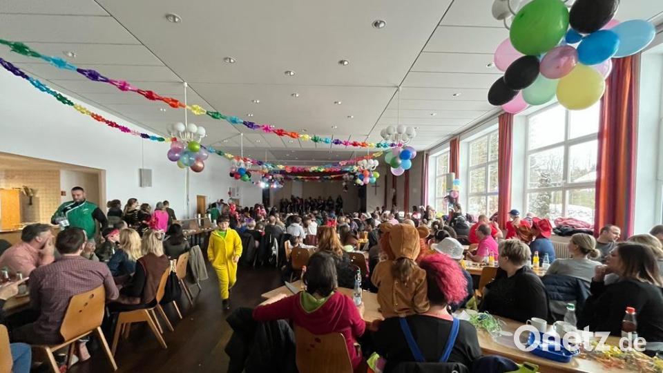 Rund 180 Besucher waren beim Kinderfasching der KLJB Bad Neualbenreuth im Tillensaal dabei. Bild: KLJB Bad Neualbenreuth/exb