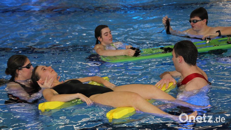 Eindrucksvolle Vorführungen bot die DLRG Marktredwitz, beispielsweise die Bergung von Verletzten aus dem Wasser. Bild: kro