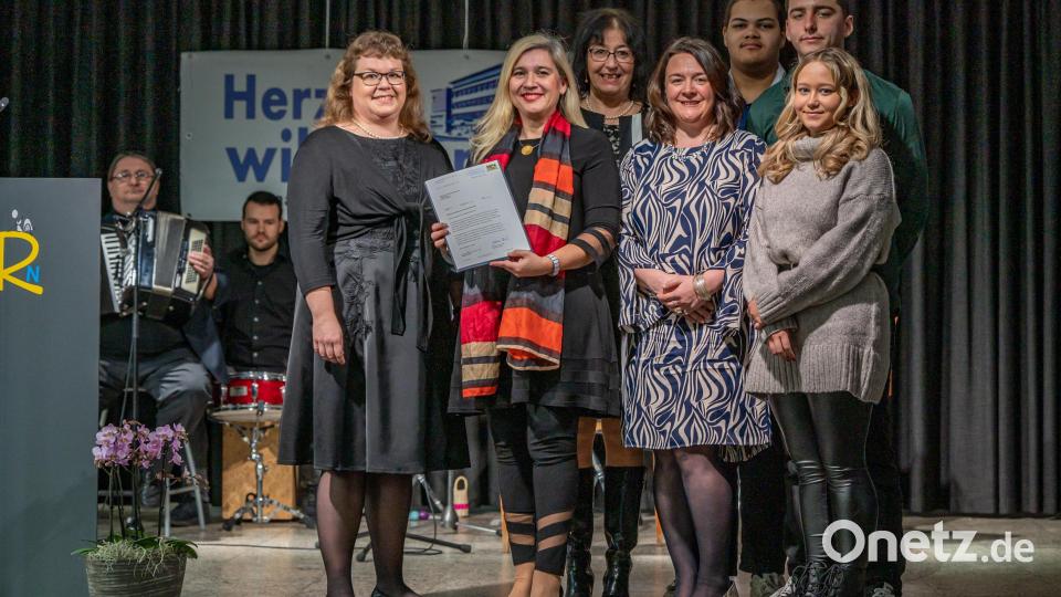 Elisabeth Schneider, Staatsministerin Melanie Huml, Schulleiterin Hannelore Reil-Heining, Angelika Hirmer und die 3 Schülersprecher bei der Ehrung (von li.). Bild: Armin Weigel/exb