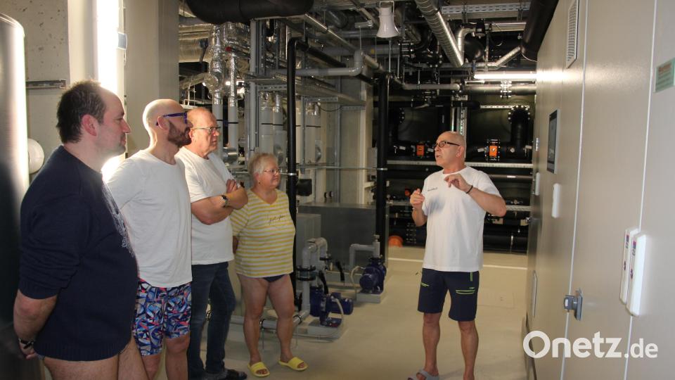 Bäderleiter Hubert Weigert (rechts) bot Führungen durch die Technik des Makbads an. Bild: kro