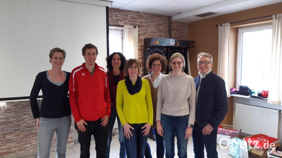 Die neue Abteilungsleitung der DJK Leichtathletik besteht aus (von links) Tanja Steiner, Swen Arnold, Andrea Schieder, und Katharina Völkl. Rechts Vorsitzender Reinhold Wildenauer, hinten links Daniela Beierl und rechts Manuela Schraml-Kithier. Bild: Michael Schraml/exb