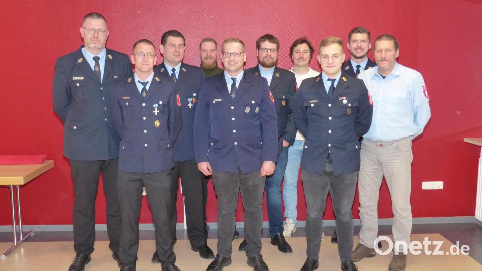 Ältere und junge Mitglieder bilden die neue Vorstandschaft um Matthias Post (dritter von links). Bild: hme