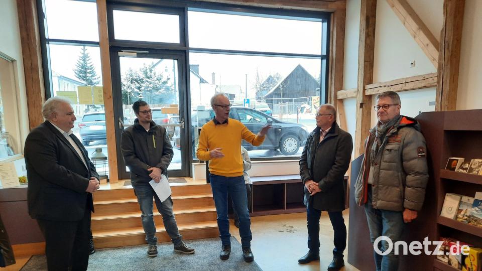 Kreisseniorenbeauftragter Peter Gold, Tobias Gabel, Leiter der Seniorenfachstelle, Konrad Härtl, Seniorenbeauftragter des Marktes Konnersreuth, Bürgermeister Max Bindl und Uwe Rosner vom Förderverein (von links) stellten das Informations- und Begegnungszentrum vor. Bild: Anja Dubrowski/Landratsamt Tirschenreuth/exb