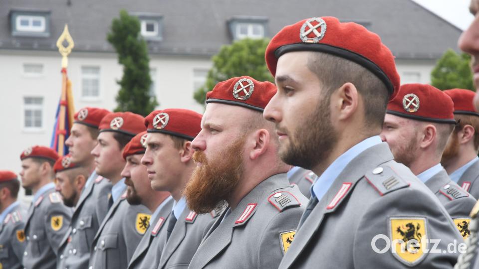 Viele Soldaten nahmen am Umbenennungsappell der Kaserne in Weiden teil. Bild: Gabi Schönberger