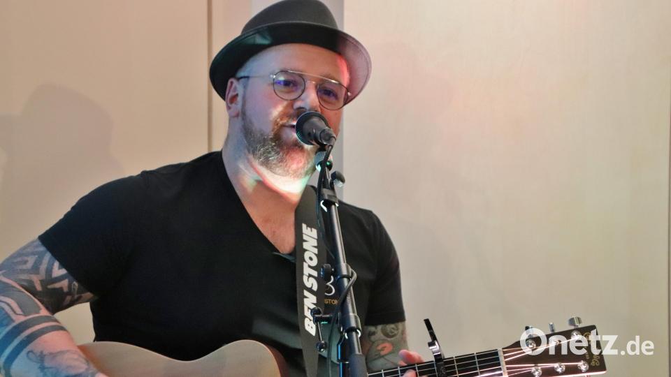 Gitarrist Ben Stone unterhielt die Gäste des Neujahrsempfangs nach dem offiziellen Teil musikalisch. Bild: Thomas Dobler