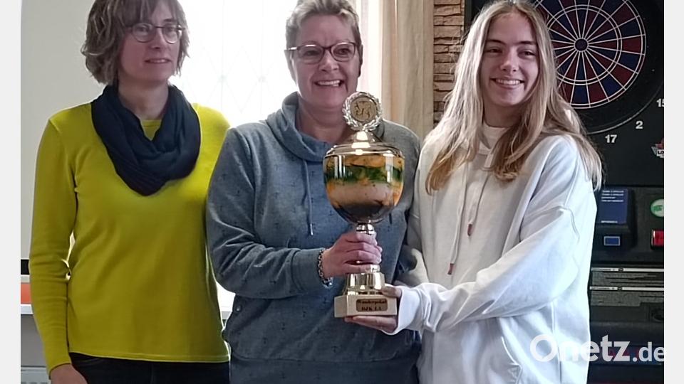 Andrea Schieder (links) überreicht den Wanderpokal der DJK Leichtathletik an Tanja Kreuzer und Lea Kreuzer. Bild: Michael Schraml/exb