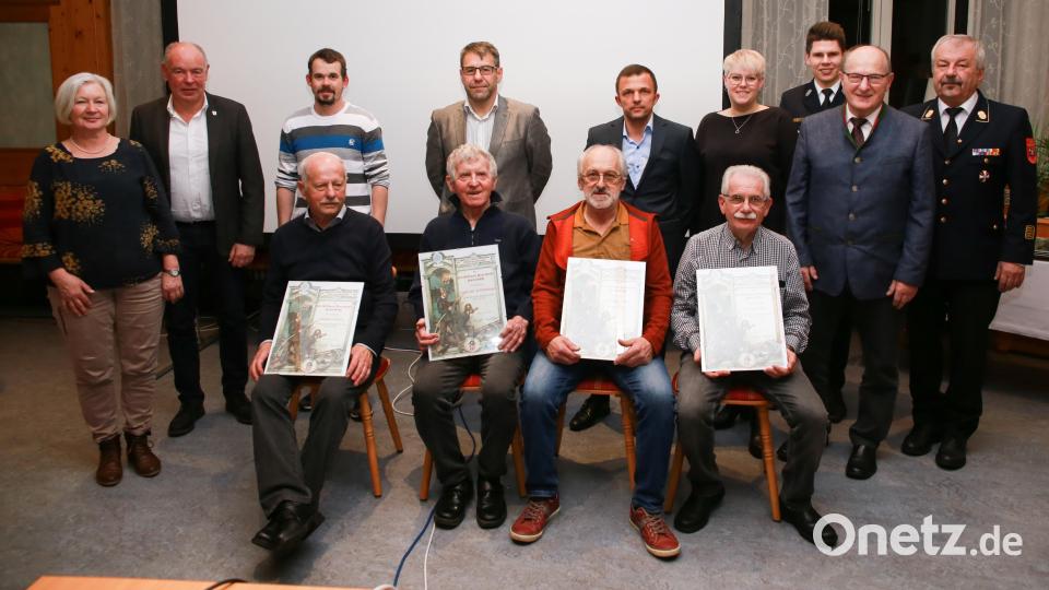 Einige Mitglieder gehören bereits seit 60 Jahren der Feuerwehr Haselmühl an. Bild: egl