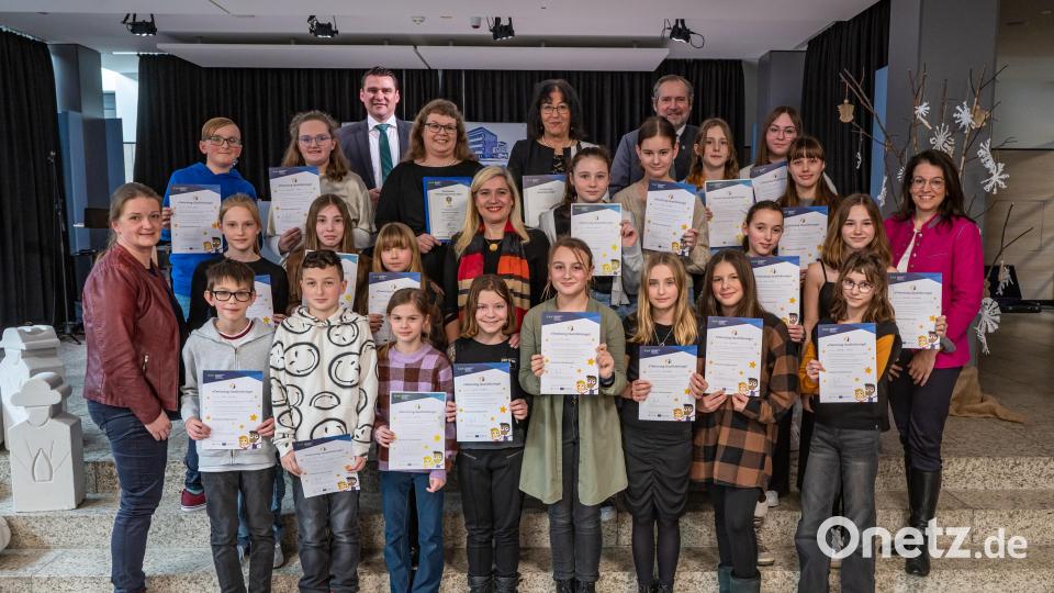 Die Klasse 6a mit ihrer Lehrerin Elisabeth Schneider wurde für ihr eTwinning-Projekt „Happy Easter!“ mit dem silbernen deutschen eTwinning-Preis 2022 ausgezeichnet, der höchsten nationalen Würdigung. Bild: Armin Weigel/exb