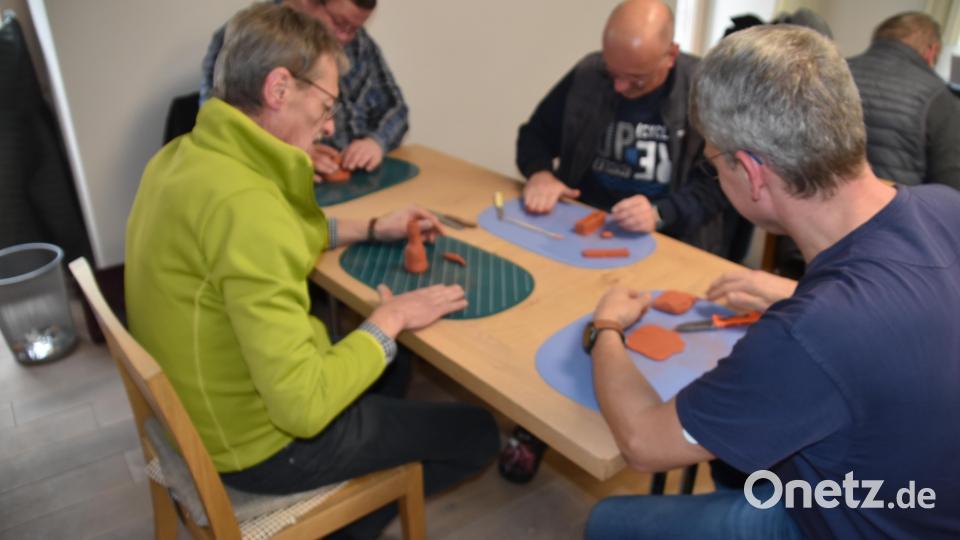 Bei der Kreativarbeit gestaltete man eine individuelle Plastik zum Thema &quot;Lebendiges Wasser&quot; Bild: wrm