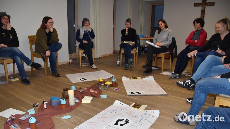 Das Besinnungswochenende für Kirchenverwaltung und Pfarrgemeinderat der Pfarreiengemeinschaft Windischeschenbach-Neuhaus brachte jede Menge neue Impulse für die Teilnehmer. Referentin Laura Amann (Fünfte von links) führte mit Impulsen durch den Tag. Bild: wrm