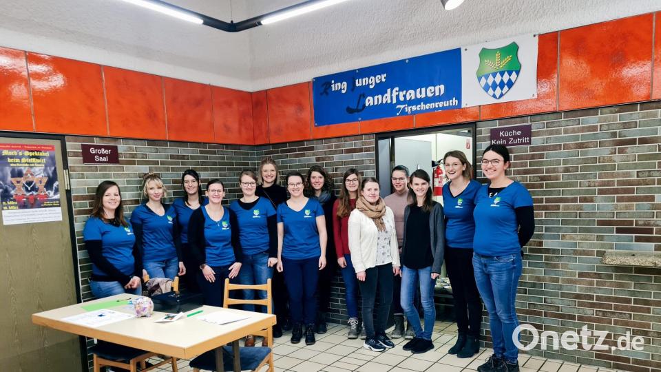 14 Helferinnen des Vorstands und Mitglieder des Rings junger Landfrauen Tirschenreuth kümmerten sich um die Vorbereitung und Bewirtung der 55 Gäste. Bild: Janine Wührl /exb