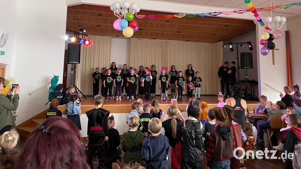 Beim Kinderfasching im Tillensaal Bad Neualbenreuth hatten auch die Zumba-Kids des TSV Neualbenreuth ihren Auftritt. Bild: KLJB Bad Neualbenreuth/exb