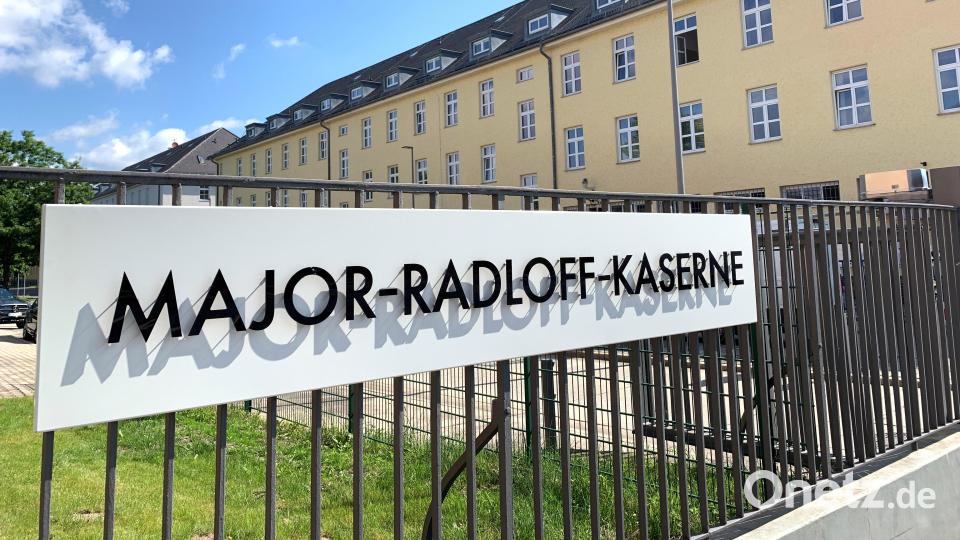 Am Tag nach dem Umbenennungsappell hängt das neue Namensschild der Kaserne schon am Eingang: Ab sofort trägt sie den Namen Major-Radloff-Kaserne. In Erinnerung an den 2010 gefallenen Major Jörn Radloff. Bild: Gabi Schönberger