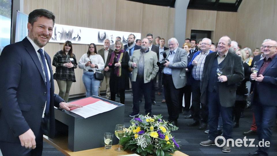 Bürgermeister Peter Neumeier (links) lud am Dienstag zahlreiche engagierte Bürger in das Rathaus zu einem Neujahrsempfang ein. Bild: Thomas Dobler