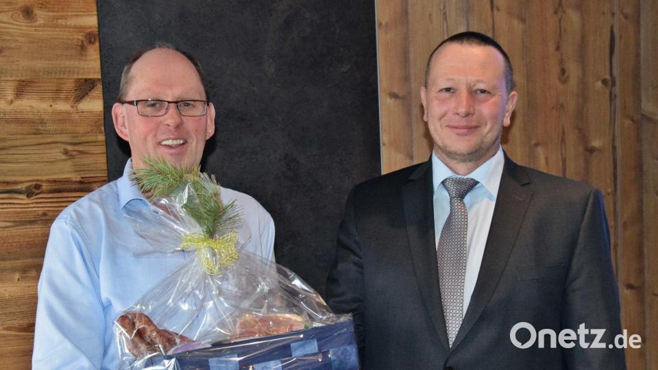 Vorsitzender Uwe Herrmann (rechts) und Wolfgang Müller von den Bayerischen Staatsgütern. Bild: Dr. Thomas Nibler/exb