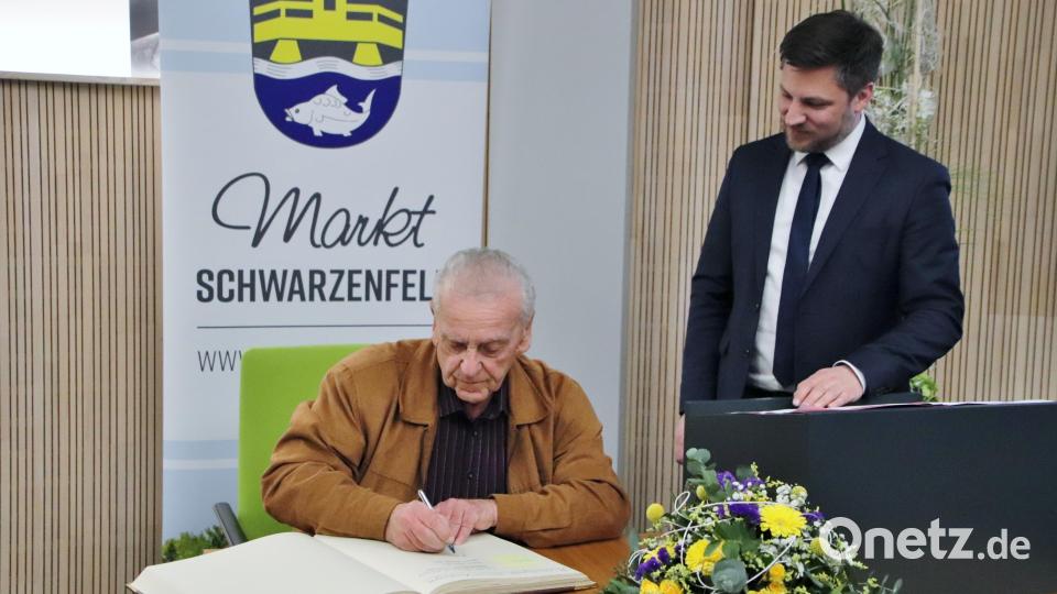 Der überregional erfolgreiche Schwarzenfelder Bogenschütze Günter Baumkirchner durfte sich als erster Sportler überhaupt in das Goldene Buch der Marktgemeinde eintragen; rechts Bürgermeister Peter Neumeier. Bild: Thomas Dobler
