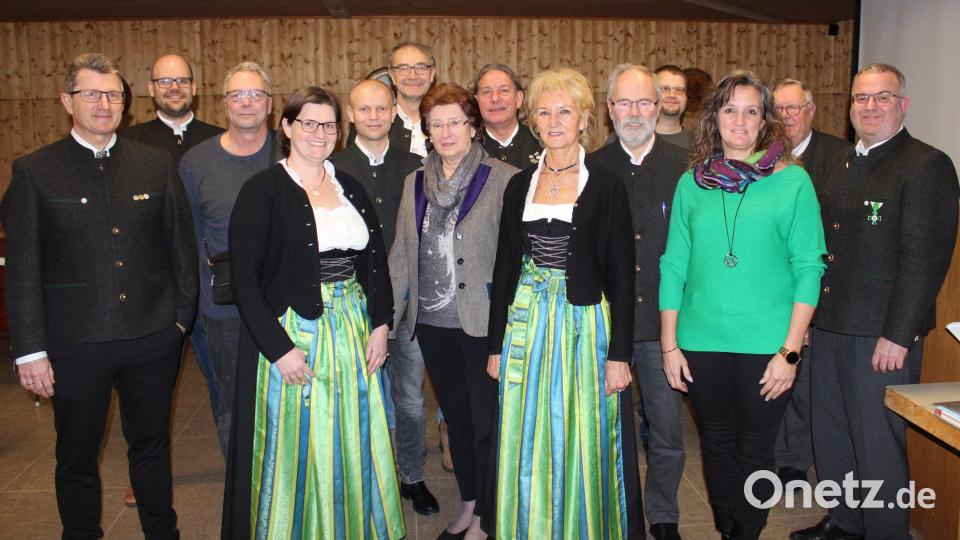 Die gewählte Funktionsträger (von links): Marcus Beier, Manuel Birner, Gerhard Wiesgickl, Michela Nübler, Alex Urbanovic, Günther Schmidt, Roswitha Koller, Markus Böhm, Renate Zitzmann, Robert Seel, Christian Hiltl, Marion Berschneider, Anton Donhauser und Herbert Ludwig. Bild: Werner Koller/exb