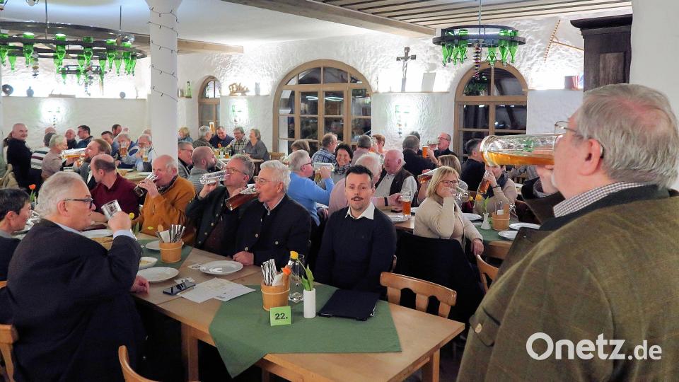 Mit einem kräftigen Schluck Zoigl und einer guten Brotzeit brachten Verantwortliche und Abordnungen der 19 Siedlergemeinschaften die noch junge Geschichte des Kreisverbandes Wohneigentum in Erinnerung. Bild: bsc