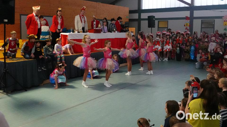 Die Jugendgarde zeigt, was sie so drauf hat. Bild: ndt