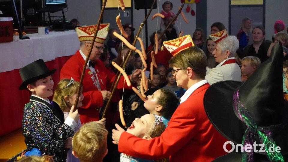 Ein Klassiker beim Kinderfasching: das Würstelschnappen. Bild: ndt