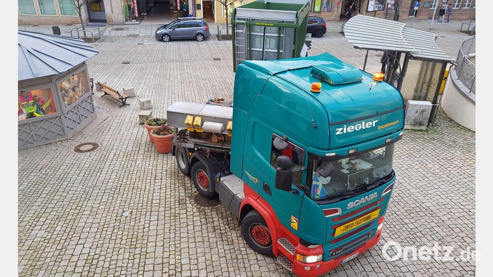 Dieses Bild zeigt, wie die Zugmaschinen beim Zurücksetzen die schweren Blumentröge vor dem Geschichtsbrunnen beiseite schiebt. Sie lagen im toten Winkel des Fahrers. Bild: Tobias Gräf