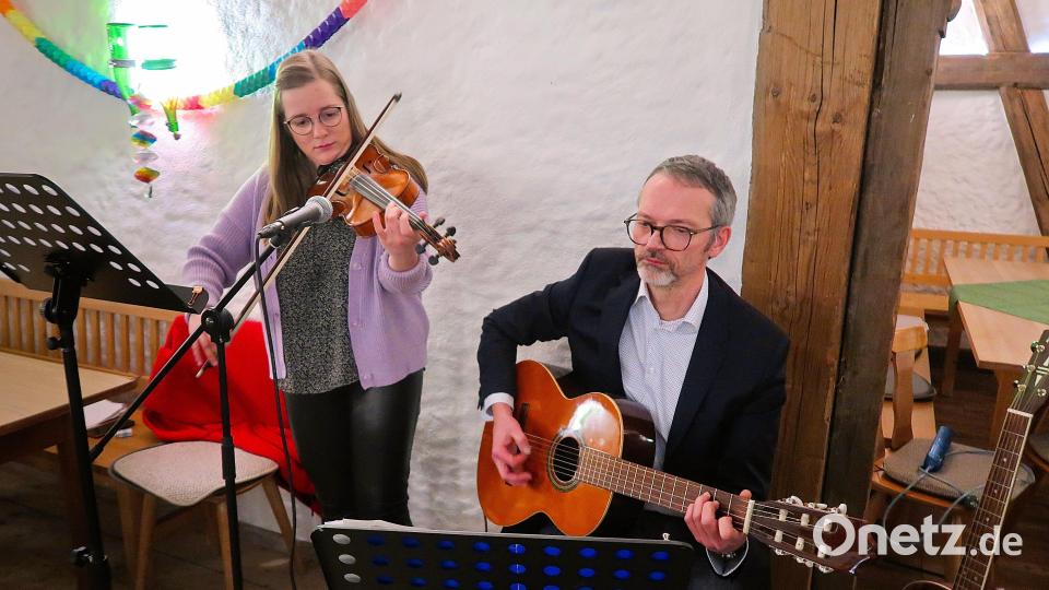 Das Duo Maria Sailer (links) und Thomas Plank erntete für die musikalische Umrahmung der Gründungsfeier viel Applaus. Bild: bsc