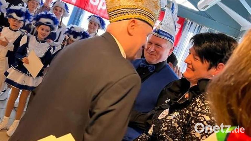 LVO-Archivar Manfred Enders (links) zeichnet Präsidentin Regina Merkl (rechts) mit dem Gardeleistungsabzeichen in Gold mit Stein und der Zahl 12 aus. Mit dabei Hofmarschall Martin Merkl (Mitte). Bild: u