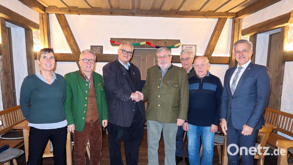 Der Präsident des Landesverbandes Wohneigentum Bayern, Rudolf Limmer (Dritter von links), gratulierte Kreisvorsitzendem Otmar Zeitler (Mitte) zum 30. Gründungsjubiläum und 25. Amtsjubiläum. Den Wünschen schlossen sich (von links) Barbara Kaßeckert (Sparkasse), Bezirksrat und Bürgermeister Toni Dutz sowie Landrat Roland Grillmeier (rechts) an. Altlandrat Karl Haberkorn (Dritter von rechts) und Konrad Köstler (Zweiter von rechts) gehören zu den Gründungsmitgliedern. Bild: bsc