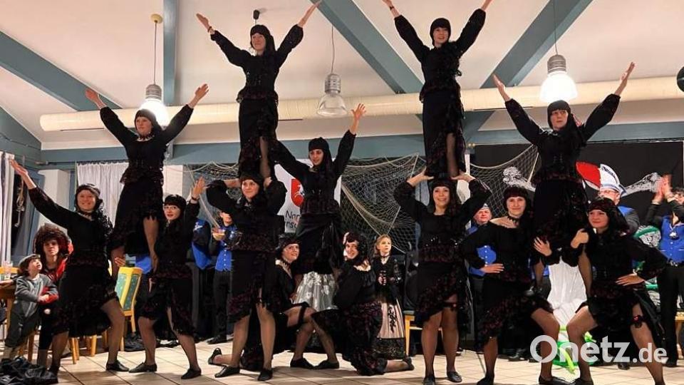 Mit akrobatischen Einlagen gespickt sind die Darbietungen der Prinzengarde zur dramatischen Musik von „Fluch der Karibik“. Bild: u