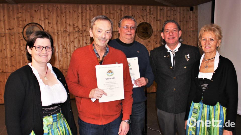 Bei den Kleinraigeringer Schützen wurden langjähriger Mitglieder geehrt (von links): Schützenmeisterin Michaela Nübler, Norbert Schildbach (40 Jahre), Anton Selig (40 Jahre), Oberschützenmeister Markus Böhm und Schriftführerin Renate Zitzmann. Bild: Werner Koller/exb