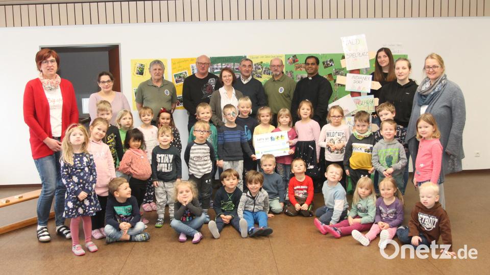 Die Kinder strahlen bei der Präsentation des Hausschilds mit dem Personal des Kinderhauses und den Ehrengästen fast um die Wette. Bild: pi