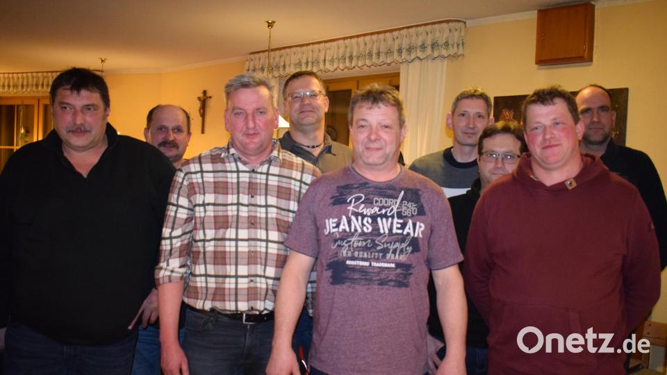 Elf Ausschussmitglieder leiten die neu gegründete Interessengemeinschaft Rote Gebiete Kristallin Nabburg. Zum Sprecher wurde Wolfgang Schaller (vorne Zweiter von rechts) und zu seinem Stellvertreter Peter Schlagenhaufer (Vorne Zweiter von links) gewählt. Bild: bnr