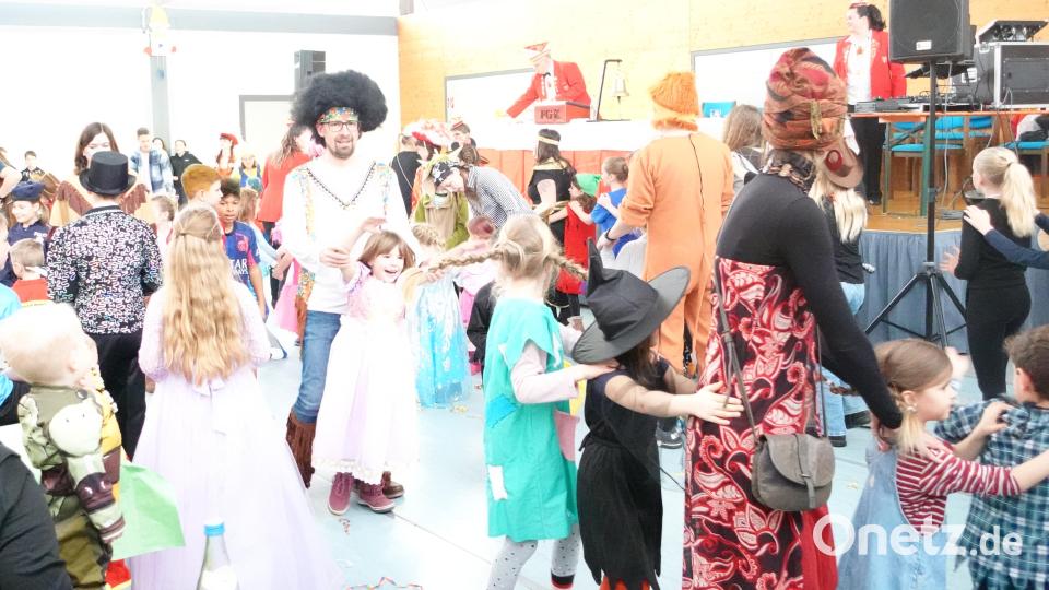 Und wieder zieht eine Polonaise durch die Birglandhalle. Bild: ndt