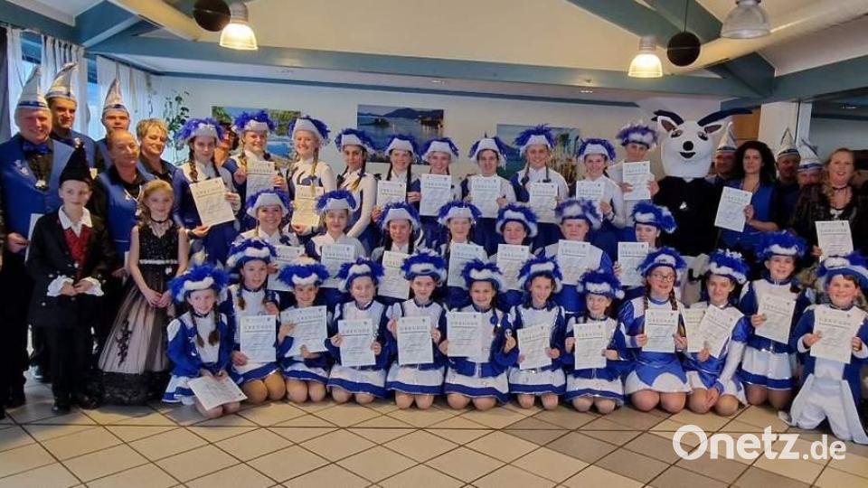 Nicht weniger als 35 Ehrungen von Gardemitgliedern, Hofdamen und Elferräten hatte LVO-Archivar Manfred Enders (vorne r.) vorzunehmen. Mit im Bild: Prinz Markus I. und Prinzessin Michaela I. (3. Bzw. 4.v.l.), Prinzessin Janina I. und Prinz Benedikt I. (vorne l.), Bürgermeister Hermann Falk (l.), Präsidentin Regina Merkl (2.v.l.) und Hofmarschall Martin Merkl (3.v.l.). Bild: u