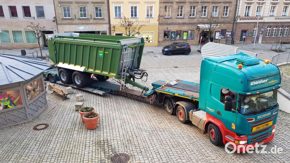 Schwarze Reifenspuren und zusammengeschobene Blumentröge: Der Fahrer dieses Spezialtransporters rangierte rund 20 Minuten, um mit seinem Gespann wieder aus der engen Sulzbacher Innenstadt herauszukommen. Bild: Tobias Gräf