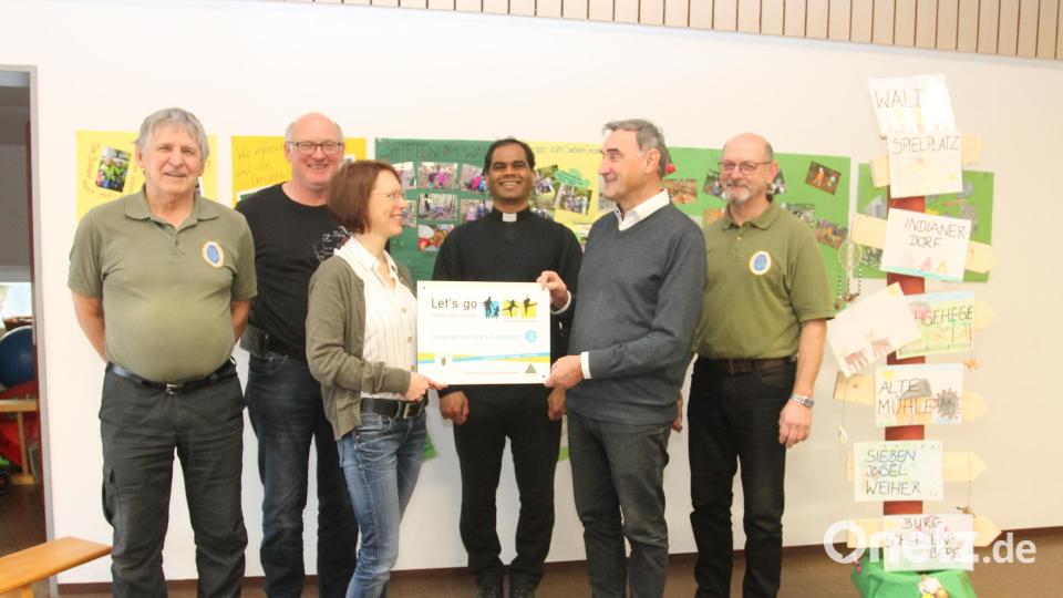 Norbert Griesbacher übergibt an Anja Thalhauser das Hausschild. Darüber freuen sich auch Manfred Janker, Rudolf Völkl, Pfarrer John Subash und Willibald Gleißner (von links). Bild: pi