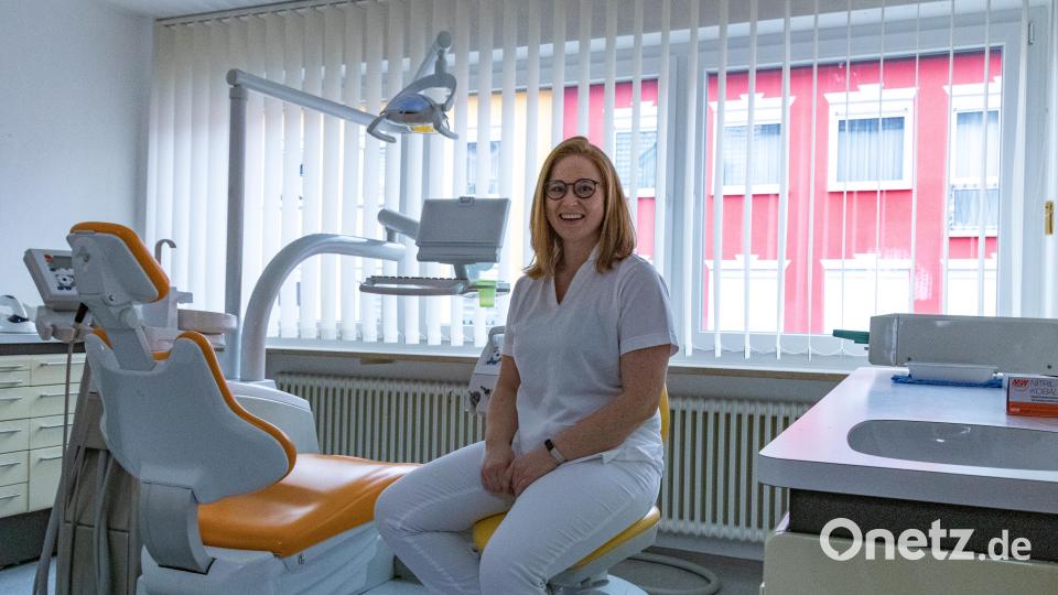 Zahnärztin Katharina Ziegler aus Waldsassen ist Nachfolgerin von Zahnarzt Dr. Wolfgang Wameser in der Praxis an der Bahnhofstraße in Mitterteich. Bild: Susanne Forster