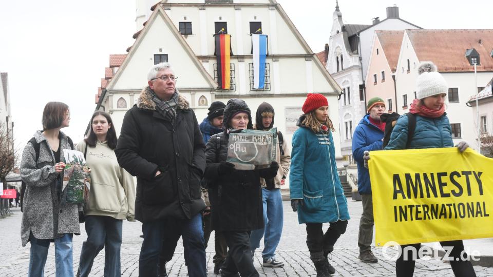 Schweigemarsch von Ammnesty International durch Weiden. Bild: Gabi Schönberger