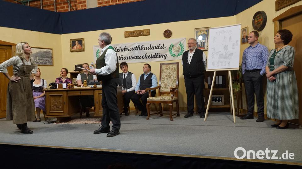 In der Amtsstunde die letzten Vorbereitungen auf das 100-jährige Vereinsfest. Immer im Streitgespräch die Scherenschleiferin Sofia (Carina Busch) und der Bürgermeister Franz-Josef Dimpflmayer (Josef Dötsch, vorne von links) . Bild: bkr