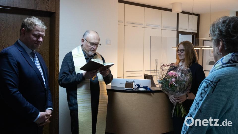 Bei der offiziellen Übergabe an Katharina Ziegler (mit Blumenstrauß) in den Räumen der Zahnarztpraxis waren auch Mitterteichs Bürgermeister Stefan Grillmeier (links) und Stadtpfarrer Anton Witt gekommen. Bild: Susanne Forster