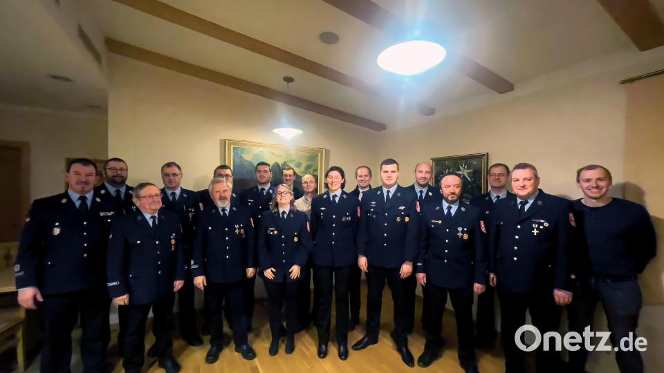 Bei der Jahreshauptversammlung wählten die Mitglieder der Feuerwehr Oberköblitz einen neuen Verwaltungsrat. Bild: Norbert Friedl/exb