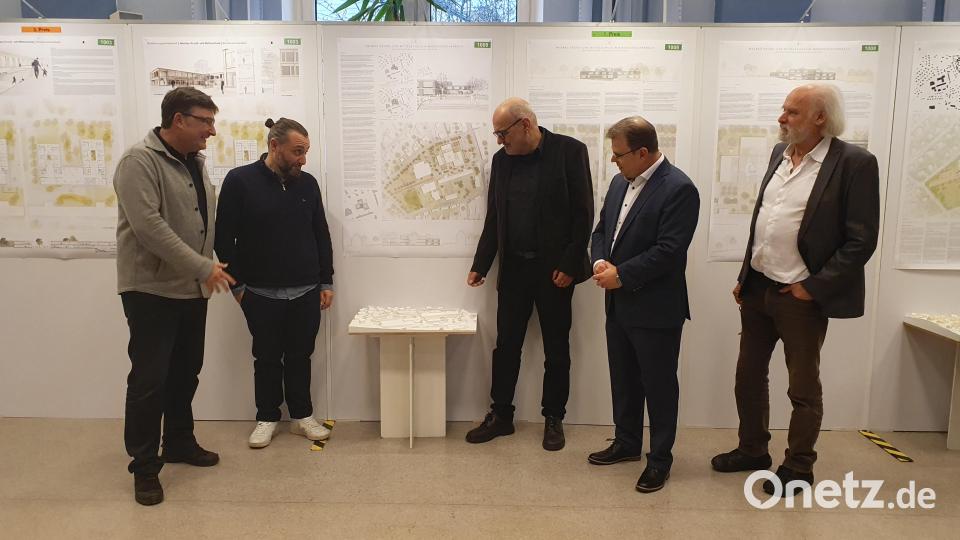 Von links: Die Architekten Karlheinz Beer, Torkut Genctuerk, Jakob Oberpriller, Bürgermeister Karlheinz Budnik und Architekt Hubert Möhrle. Bild: Lowak