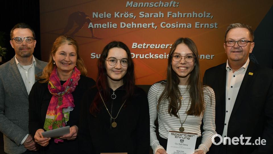 Dass auch ein musisches Gymnasium erfolgreiche Sportler haben kann, beweist das Max-Reger-Gymnasium. Es gratulierten Bürgermeister Martin Preuß (rechts) und Bernhard Scheidig (links), der Leiter des städtischen Schul- und Sportamts. Bild: Petra Hartl