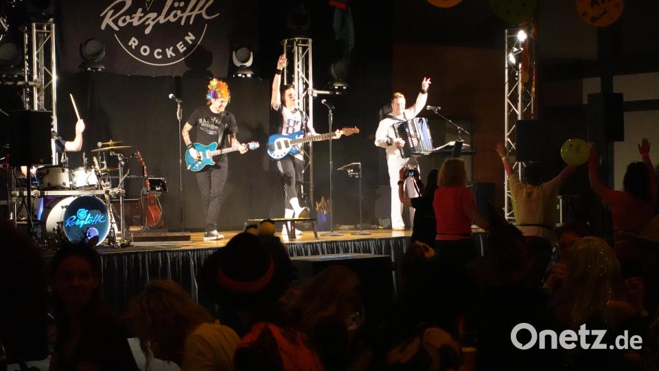 Die „Rotzlöffl“ geben beim Sportlerball in Schwend den Takt an. Bild: ndt