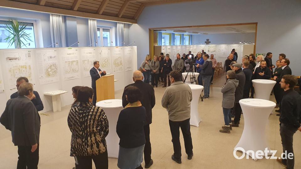 Im Pfarrheim in Windischeschenbach sind alle Entwürfe des Architektenwettbewerbs für den Schulhausneubau ausgestellt. Bild: Lowak