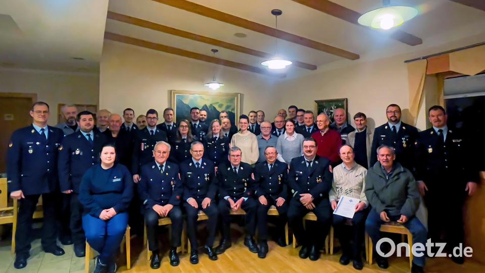 Zahlreiche Mitglieder wurden bei der Jahreshauptversammlung der Feuerwehr Oberköblitz für ihr langjähriges Engagement geehrt. Bild: Feuerwehr Oberköblitz/exb