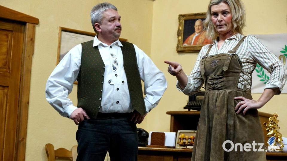 Das sturköpfige Gemeindeoberhaupt Franz-Josef Dimpflmayer (Josef Dötsch) und die Scherenschleiferin Sofia (Carina Busch). Bild: bkr