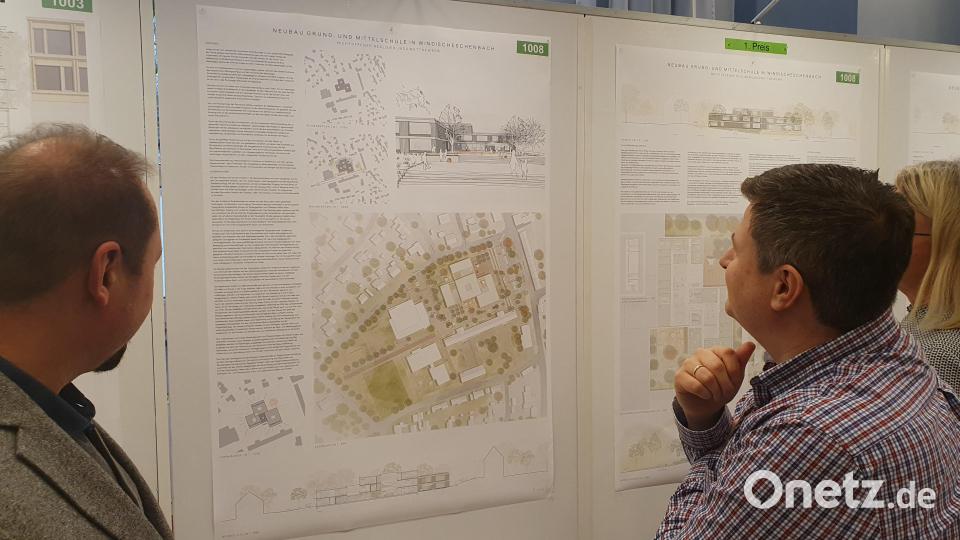 Mit großem Interessen verfolgten die Besucher die Ausstellung im Pfarrheim. Hier der Siegerentwurf. Bild: Lowak