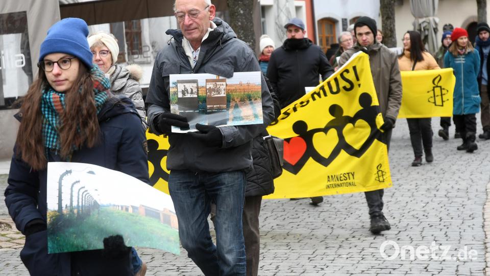 Schweigemarsch zum Tag der Befreiung. Bild: Gabi Schönberger