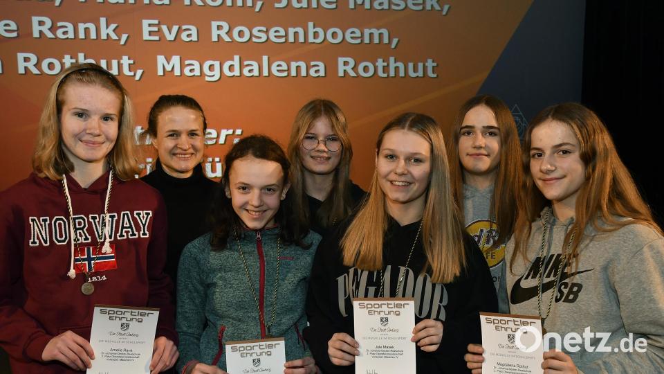 Bei der Sportlerehrung der Amberger Schulen wurden auch diese Athletinnen aus der Dr.-Johanna-Decker-Realschule ausgezeichnet. Bild: Petra Hartl